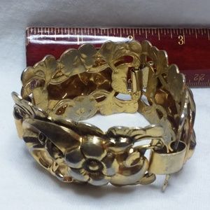 Gold toned flower bracelet